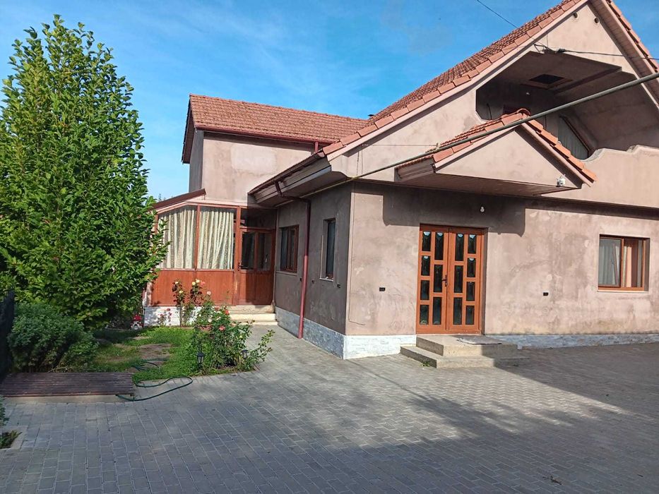 Casa cu mansarda in moinesti la cheie