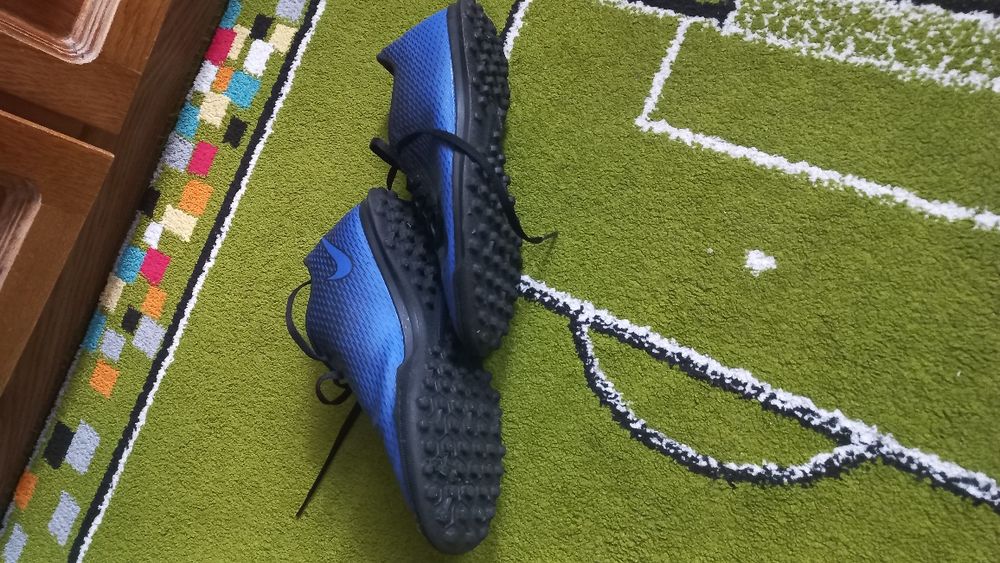 Vînd adidași fotbal pentru sintetic și  pentru  iarbă mărimea 39-40