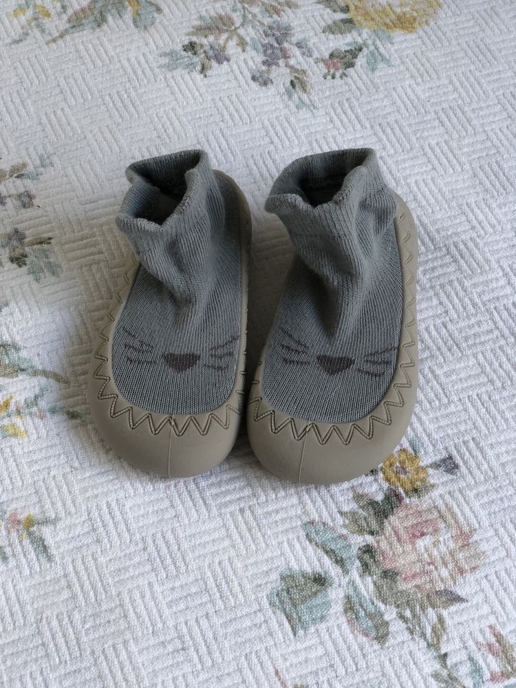 Детски пантофки с чорапче