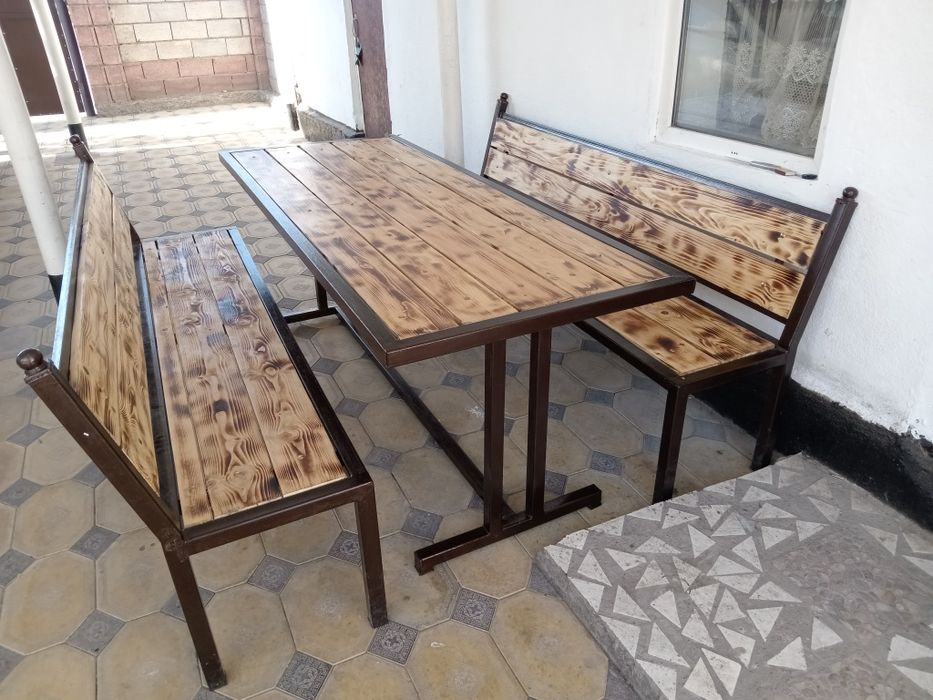 Стол и скамейка. Тапчан, беседка