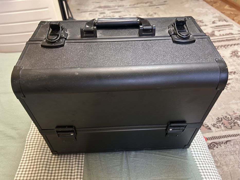 Чемодан, набор для маникюра и аппарат — вместе