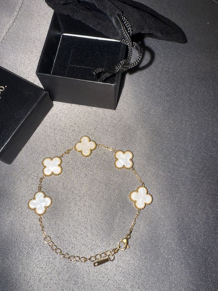 Гривна с детелини по модел на Van Cleef