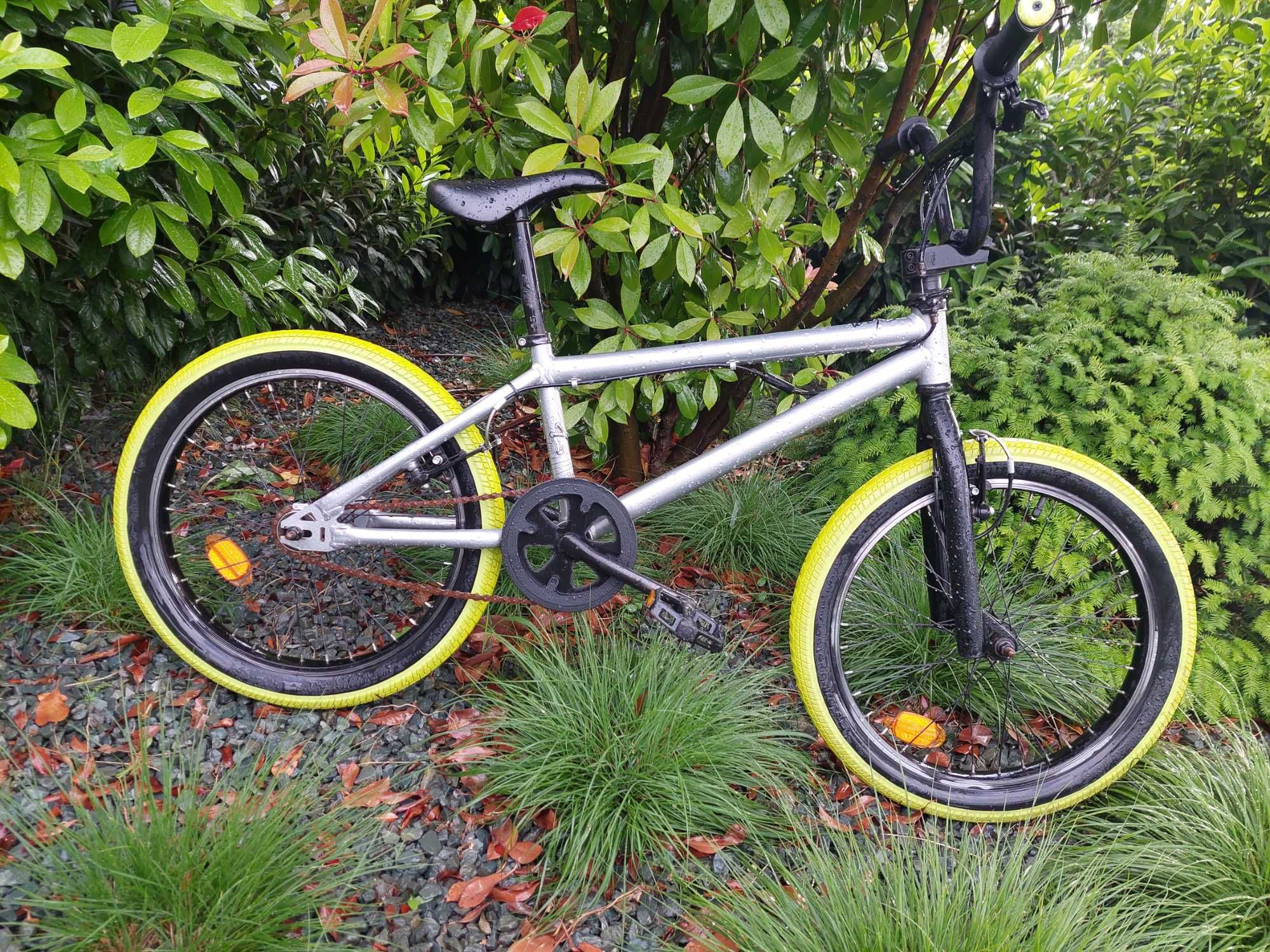 Bicicleta BMX verde cu cadrul argintiu zona Domnesti