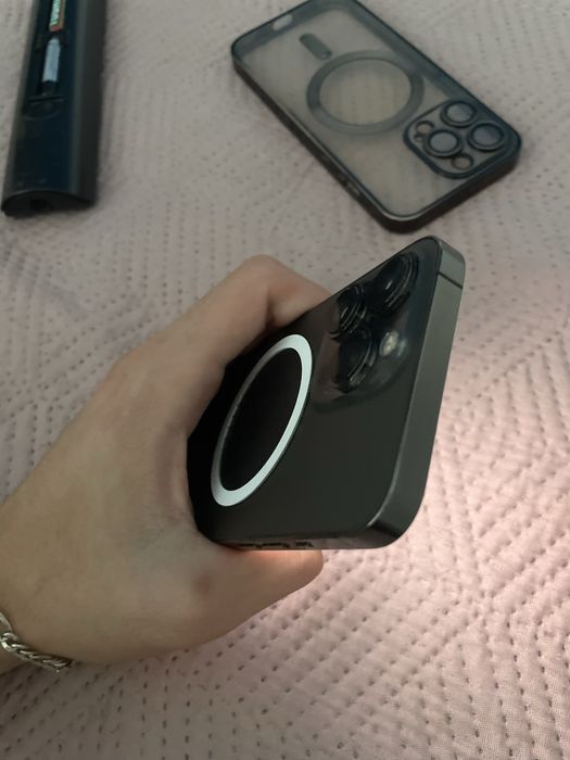 iphone 13 pro mica fisura pe fata pe spate este impecabil