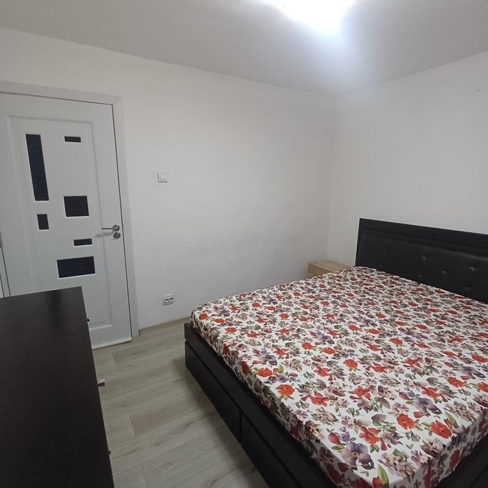 Ofer spre închiriere 1 cameră in apartament cu 3 camere.