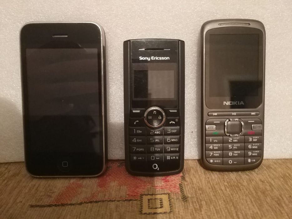 Телефоны для коллекции. Не включаются.