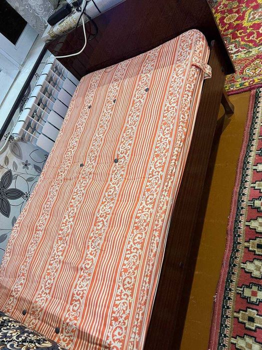 Столы для офиса, телевизоры, скамейка, кровати, ставни оконные.