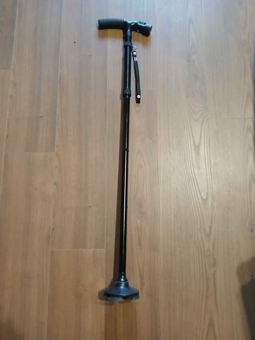 Бастун лек сгъваем,със фенер .