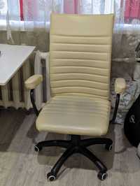 Офисный стул на колесиках (светло-бежевый)