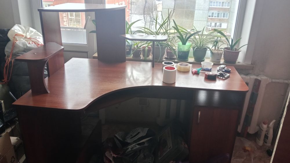 Продаётся угольный компьютерный стол. Б/у, но в хорошем виде