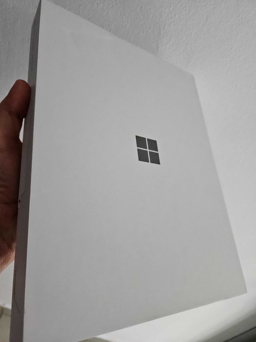 Microsoft Surface x plus snapdragon sigilat la cutie.