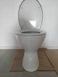Wc puțin Mobilier baie tot cu chiuvetă+oglindă baie.