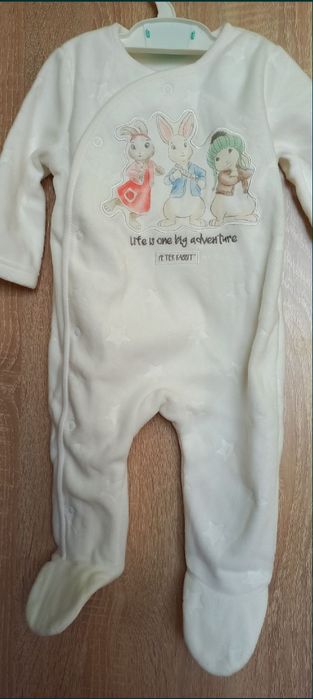Снежно бели ромпърчета със Зайчето Питър и един розов с мече - 3-6 мес
