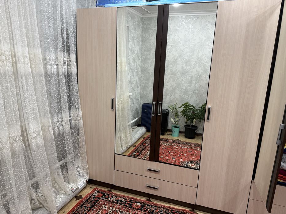 Продаю распашной шкаф в хорошем состоянии