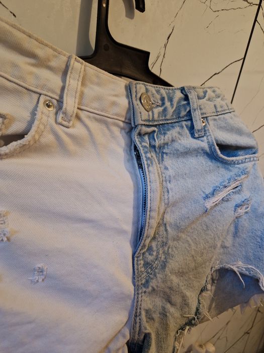 Pantaloni scurti de blugi