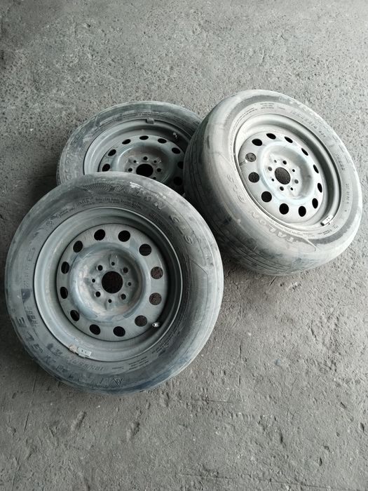 Продам диски 3 шт с пакрышкой, диск почти новый от приоры подойдёт на