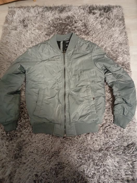 Vând geaca bărbați mărimea Xs