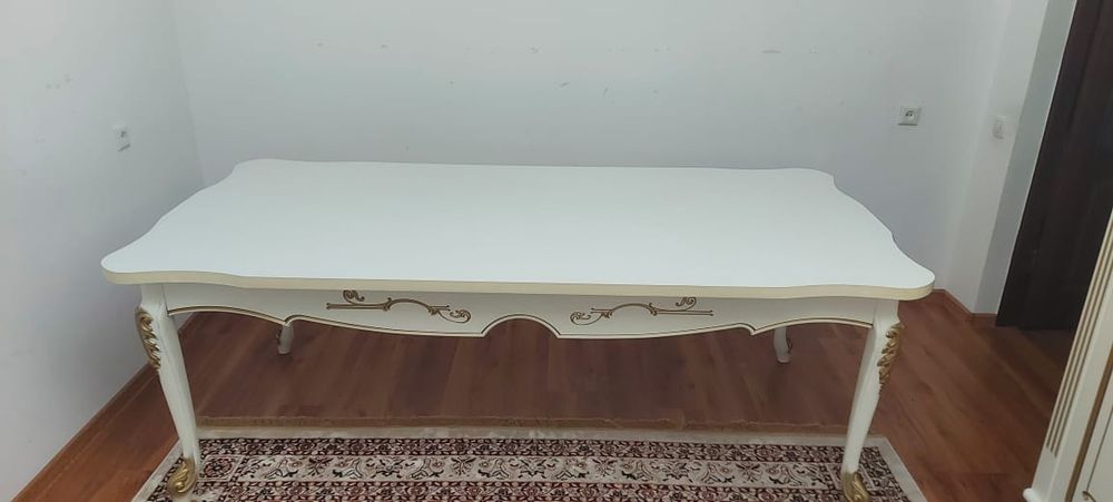 Стол в гостиную из массива