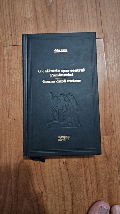 Carte O călătorie spre centrul Pământului scrisă de Jules Verne în ro