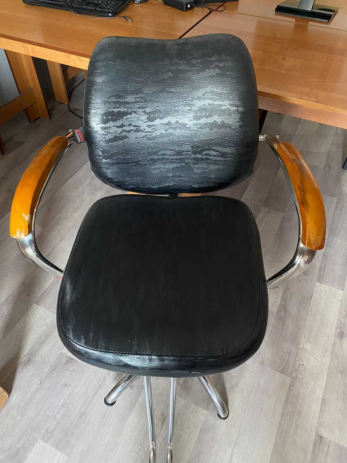 Продается парикмахерское кресло
