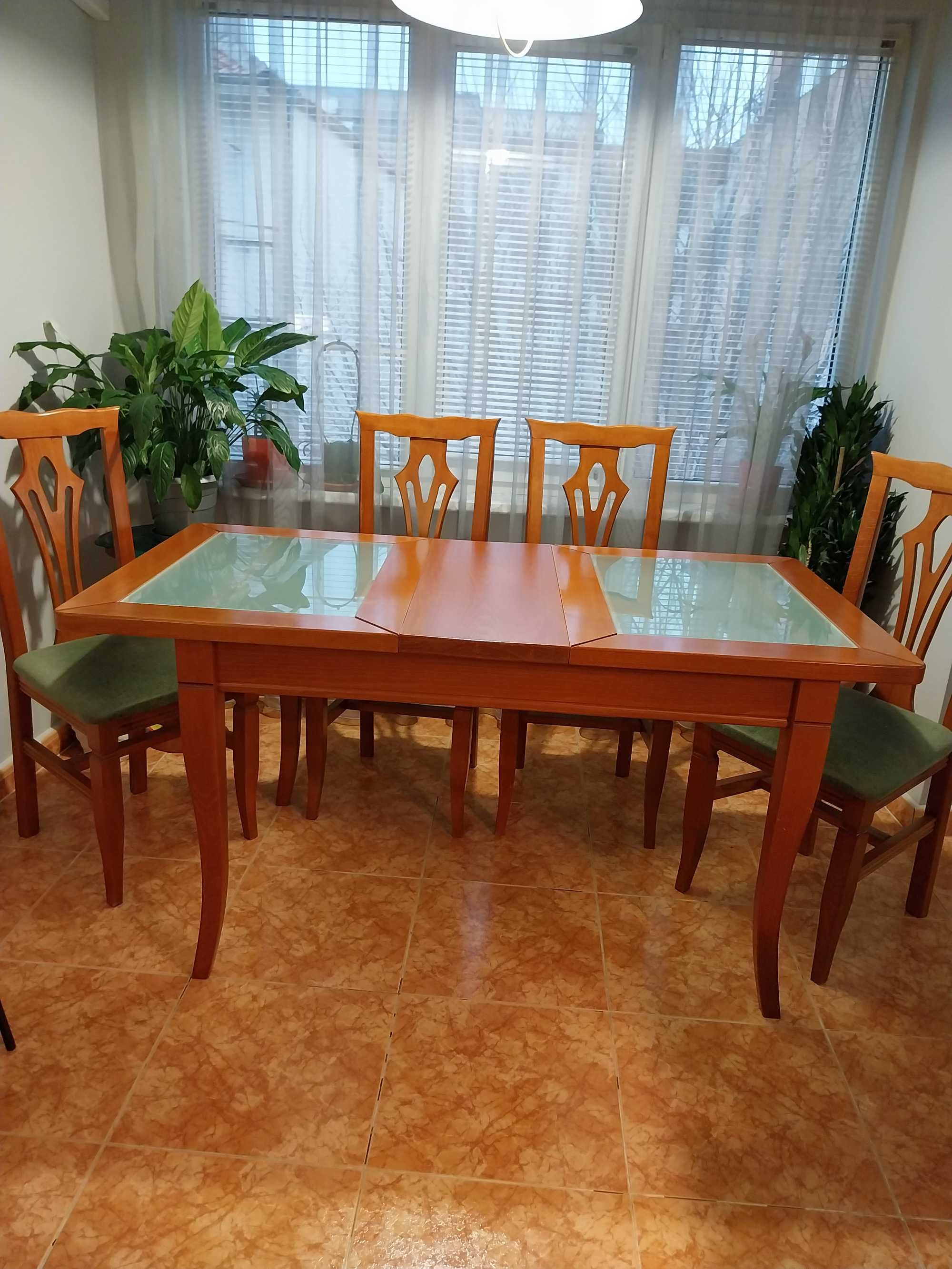 Продавам маса от масив /дъб/ .