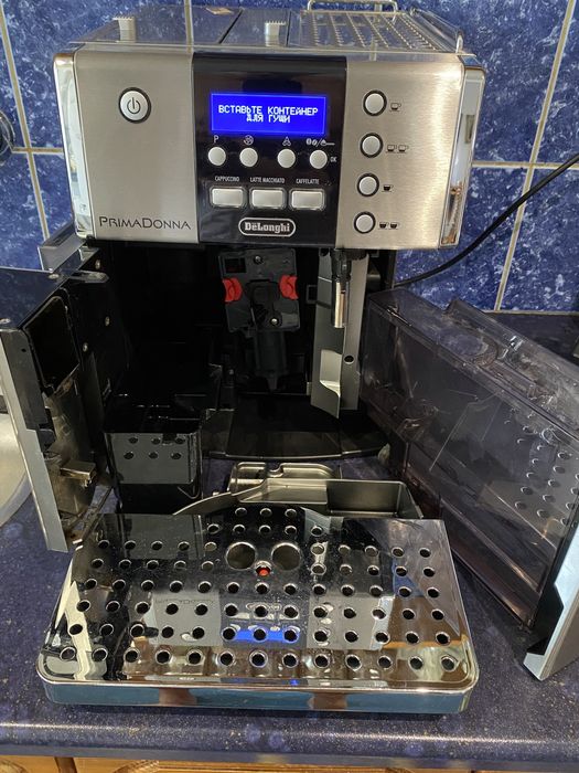 Кафемашина Delonghi Prima Donna с кана за мляко.