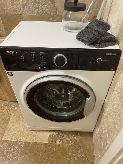 Vand mobilier complet cu masina de spalat.