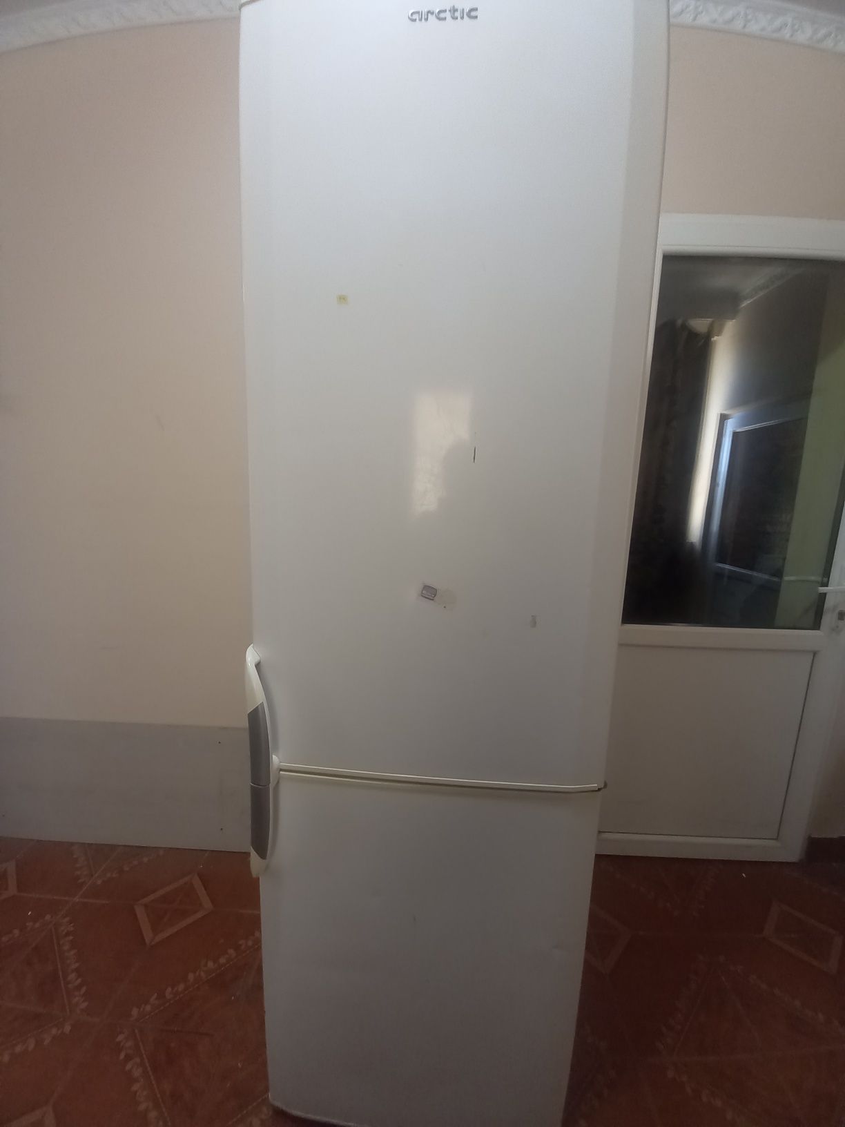 Vând urgent două frigidere Arctic, functionează excelent, preț 500 pen
