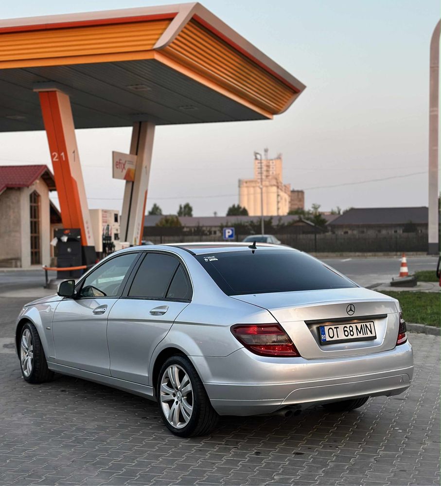 Vând Mercedes-Benz C-Class