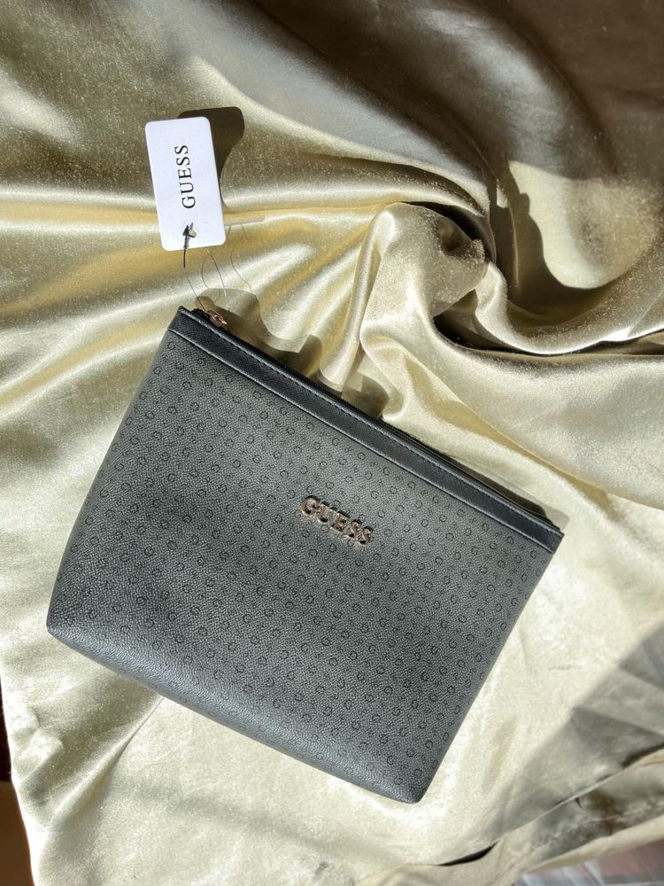 Оригинален козметичен несесер Guess