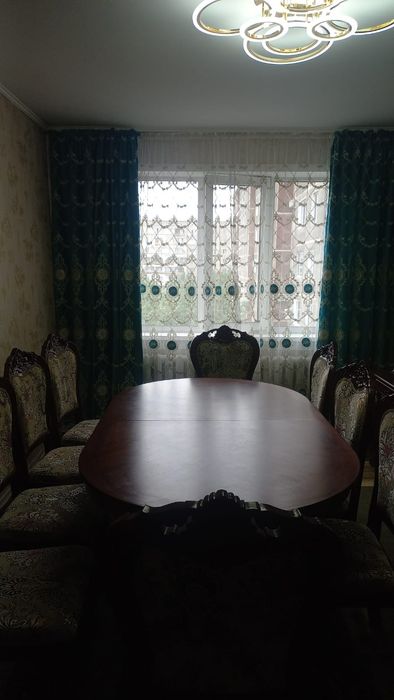 Деревянный стол со стульями