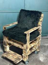 Градински стол/кресло с колелца и подлакътници изработен от палети
