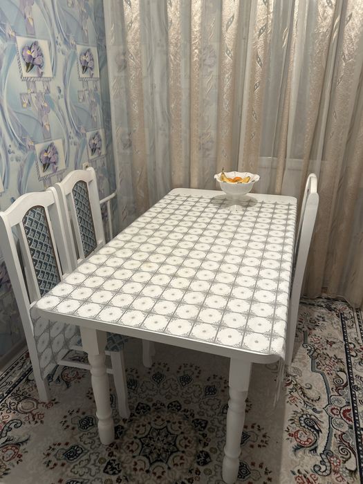 Продам срочно кухонный стол и стулья