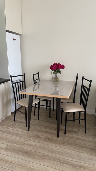 Стол и 4 стула