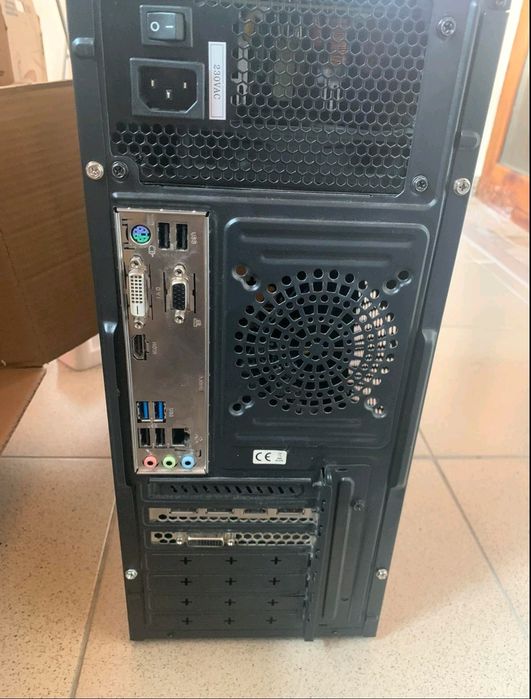 Настолен компютър +монитор +мишкар