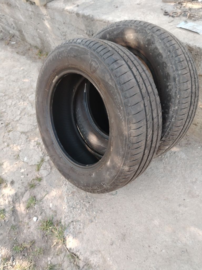 Vînd doua anvelope 195/65R15