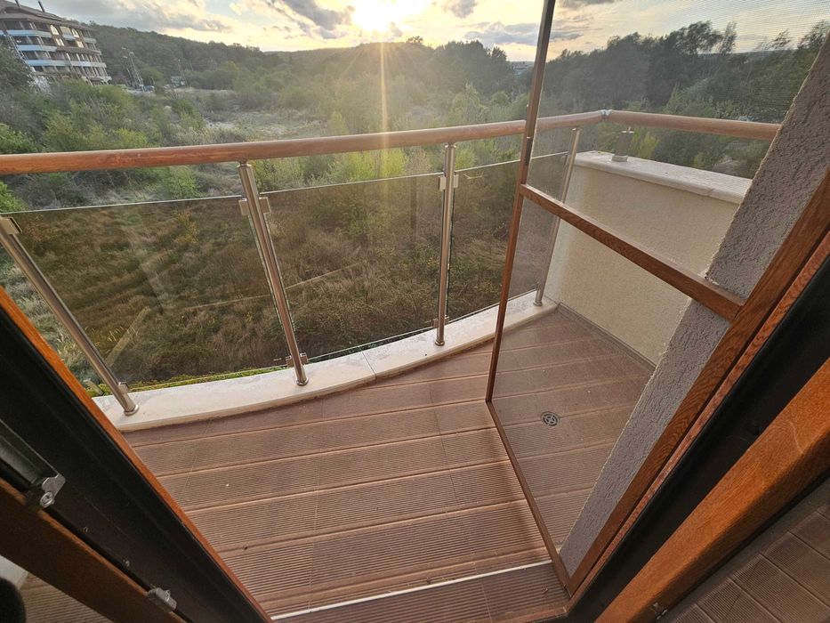 Две студия, с преддверие дава възможност за ползване като двустаен