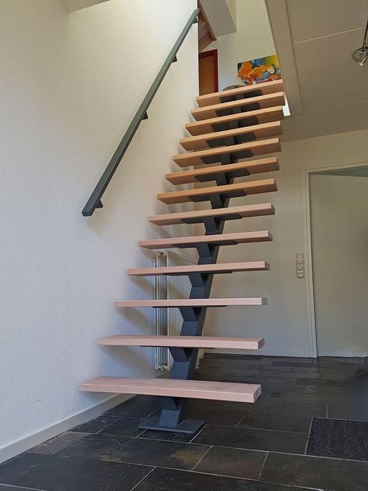 Realizăm: Scări metalice pe un vang central