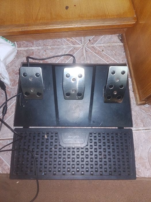 Vand volan gaming perfect funcțional +tastatura de gaming cadou