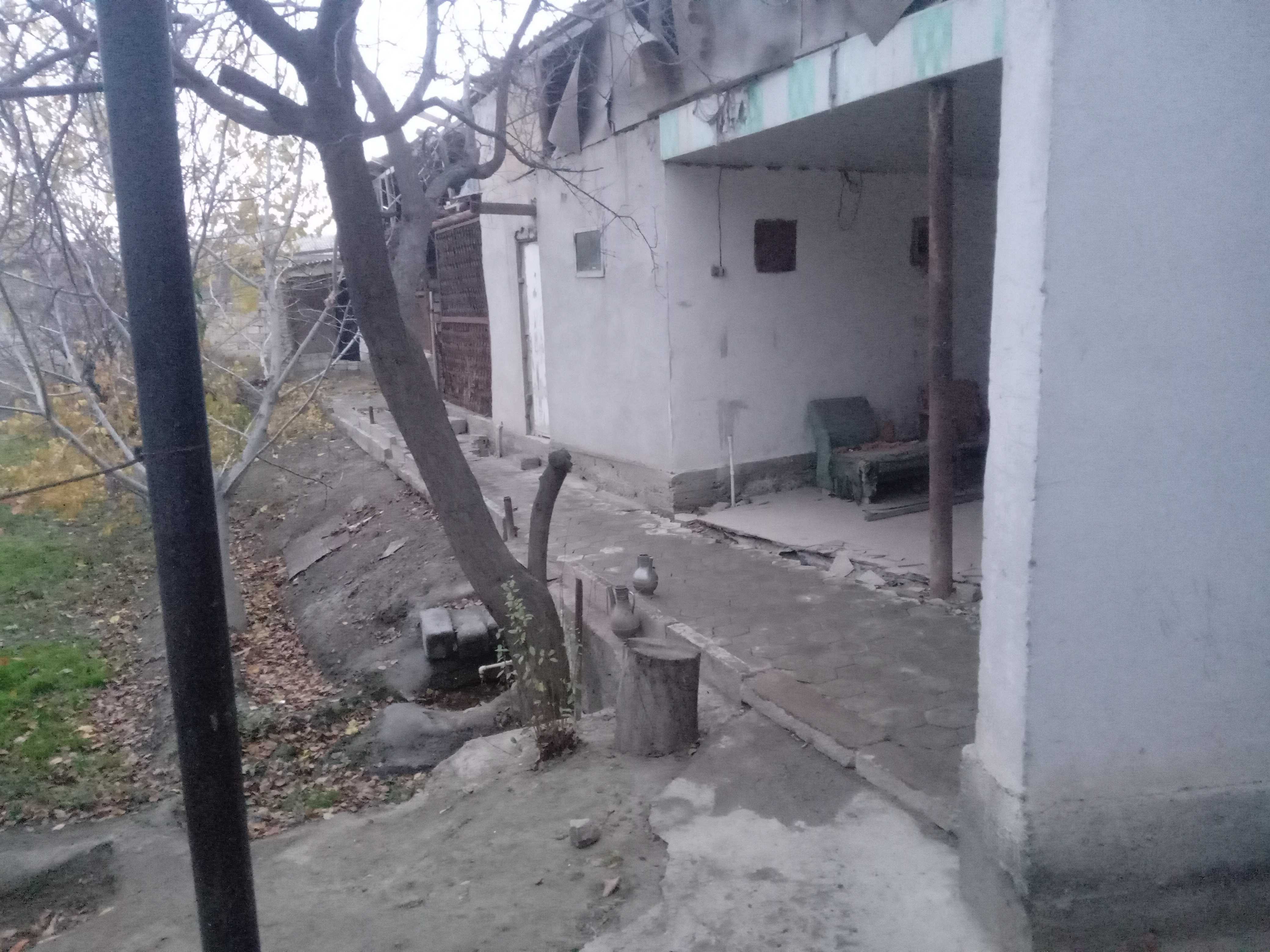 Karmana tumani Kalovot maxallasidan 14 Sotixlik Hovli sotiladi. 11xona