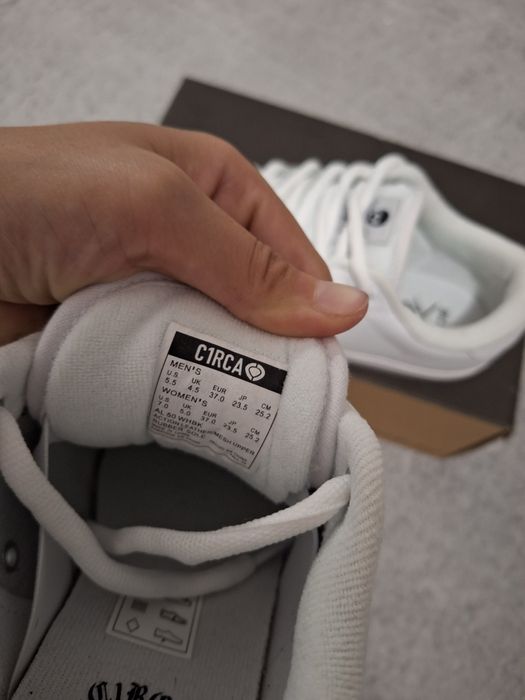 Бели кецове Circa