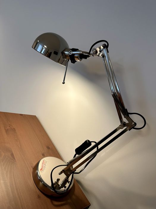 Настолна лампа IKEA FORSÅ – никелирана, регулируема, като нова