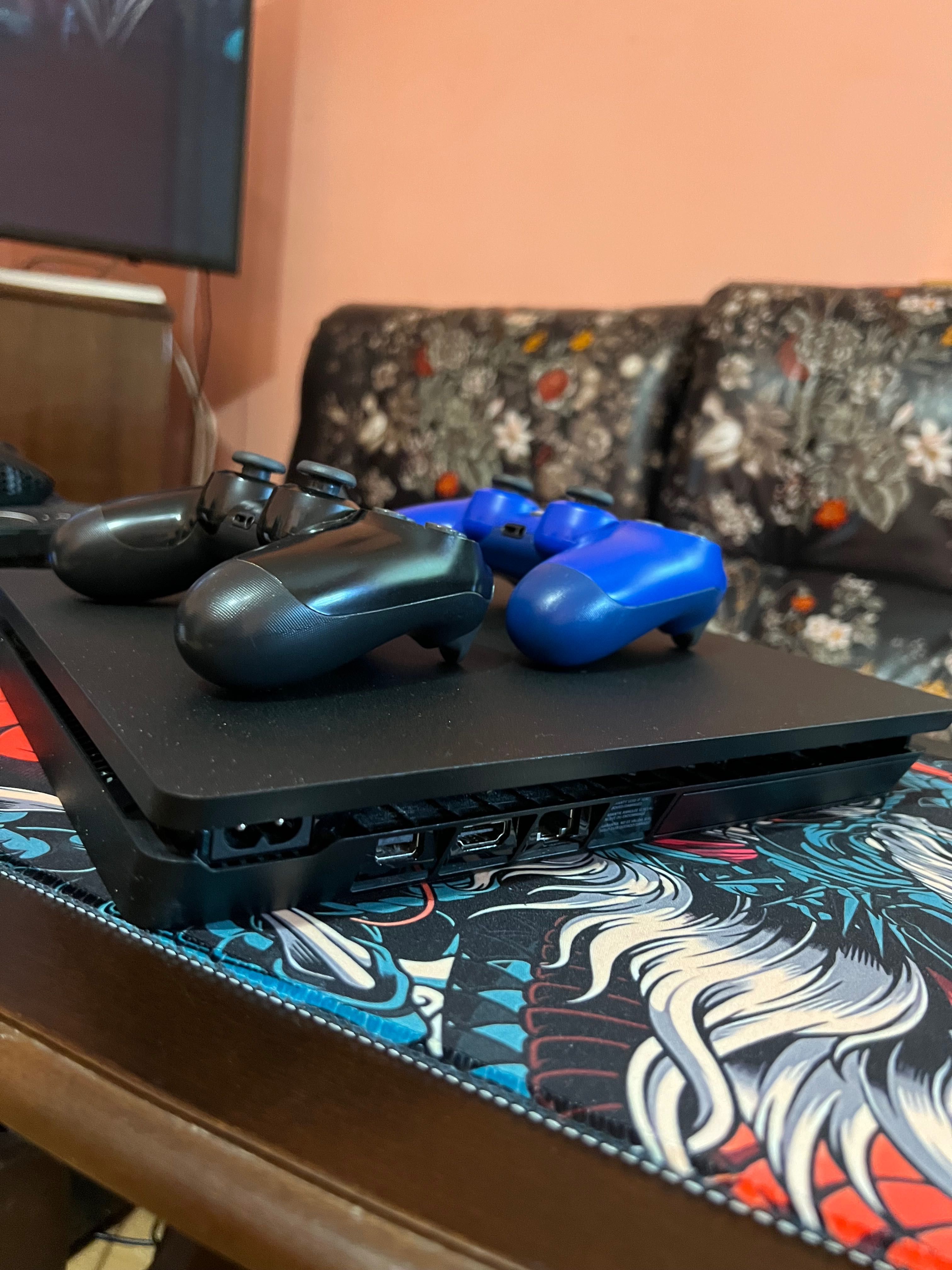 PS4 Slim 1 TB + 2 джойстика + 1 игра