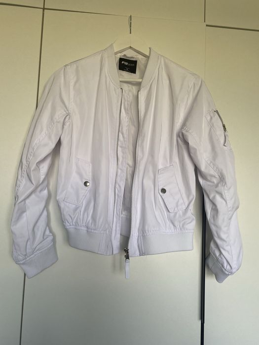 Спортно бяло дамско яке.