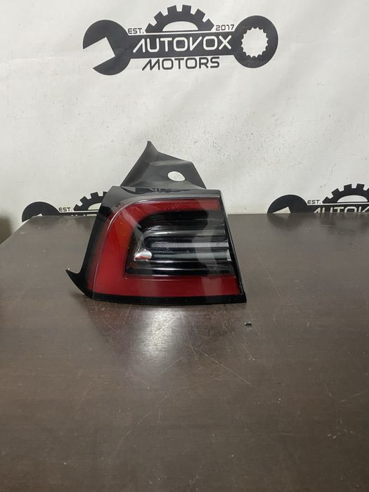 Stop stanga pe aripa Tesla model Y