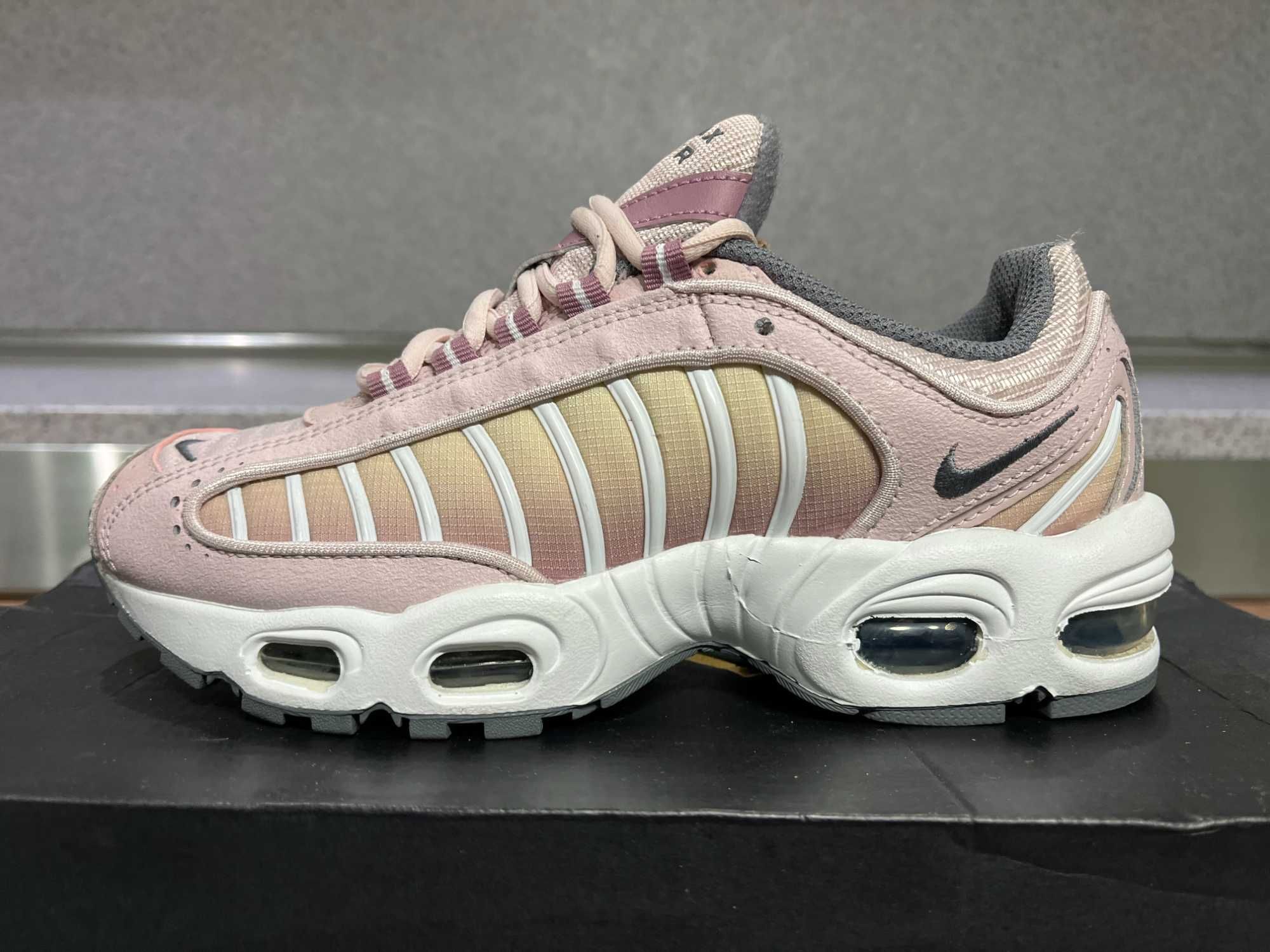 ОРИГИНАЛНИ *** Nike Wmns Air Max Tailwind IV / Pink White