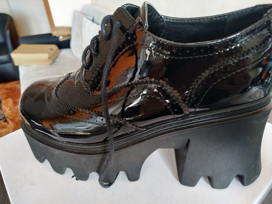 Обувки черен лак