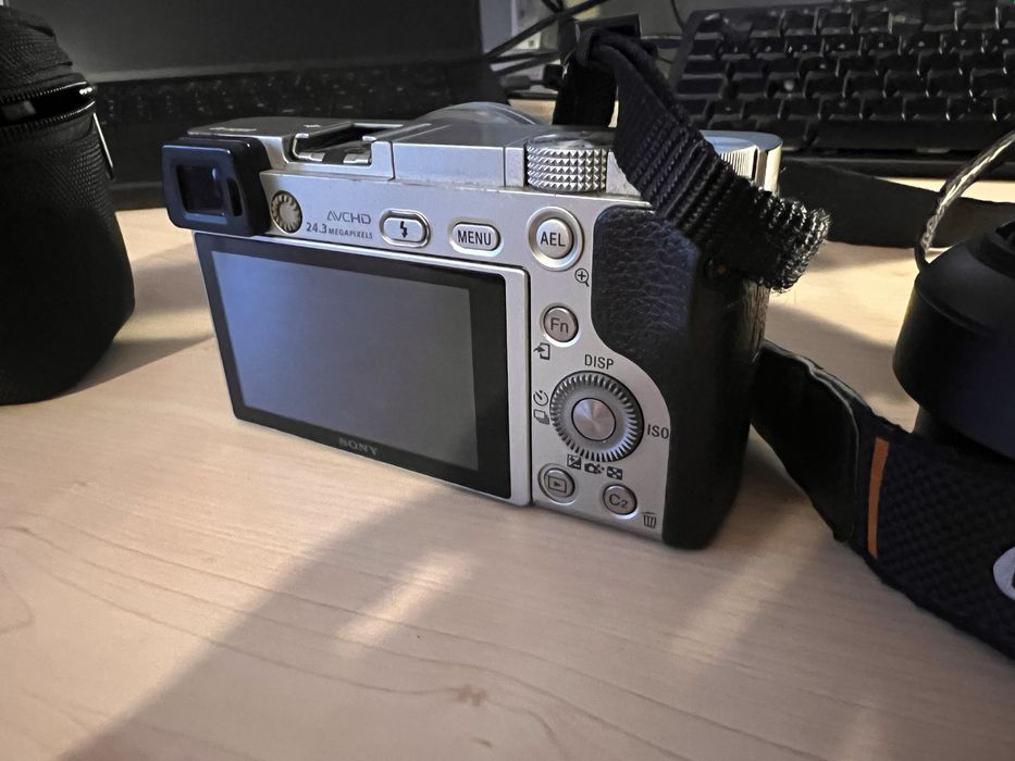 REZERVAT - Kit Sony a6000 + 3 obiective