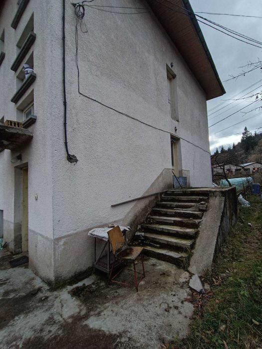 Продавам 3-ри етажна къща с. Момчиловци, на тухла и плочи.