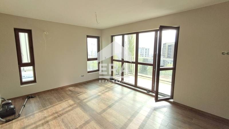 Тристаен, частично обзаведен апартамент за продажба, с морска панорама